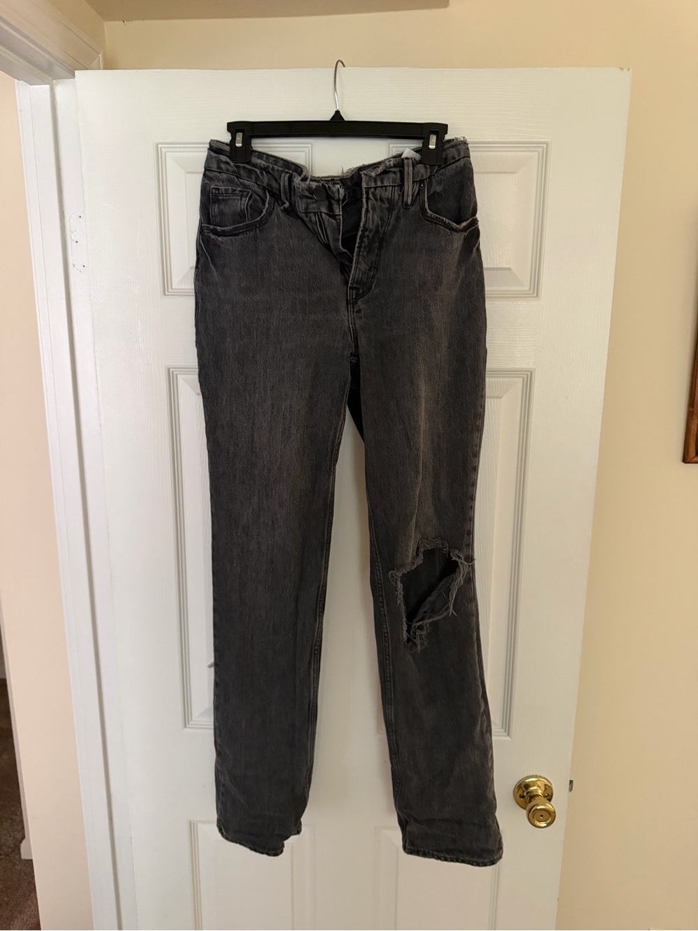 Good American Black Wash Straight Leg Jeans with Distressed Knee